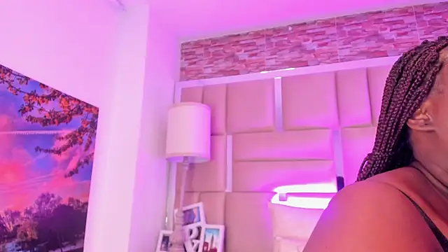 ShaniaBrownn online show from 20, 4, 2026