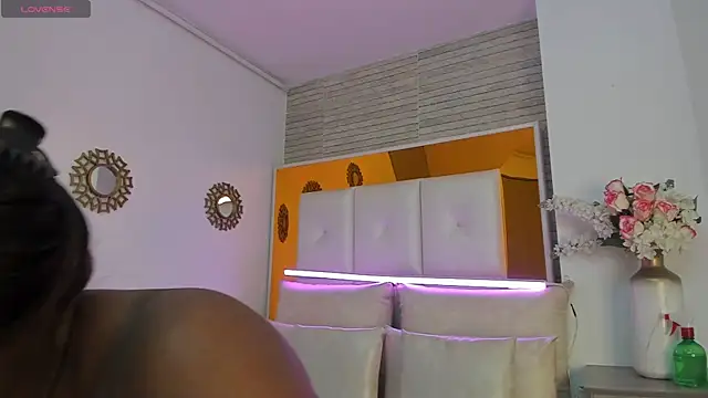 ShaniaBrownn online show from 6, 3, 2025