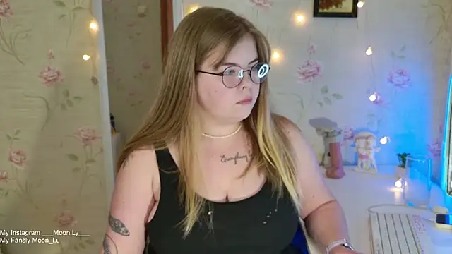 Snapshot of sinnamon_ chatting on 28, 10, 2025 sinnamon online show from 28, 10, 2025