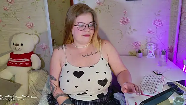 Snapshot of sinnamon_ chatting on 13, 10, 2025 sinnamon online show from 13, 10, 2025