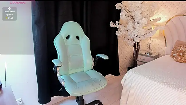 Snapshot of KatalinaMillan chatting on 28, 10, 2025 KatalinaMillan online show from 28, 10, 2025