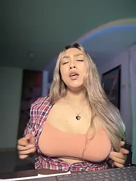 Snapshot of Im_sophiie chatting on 28, 10, 2025 Im sophiie online show from 28, 10, 2025