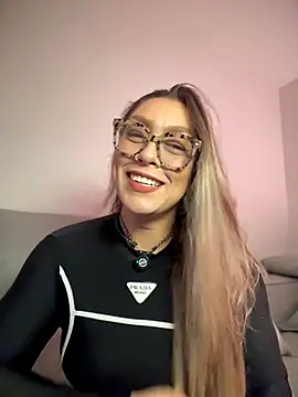 Snapshot of Im_sophiie chatting on 6, 6, 2026 Im sophiie online show from 6, 6, 2026