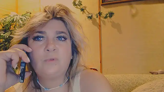 Snapshot of Malena_Mi chatting on 11, 11, 2025 Malena Mi online show from 11, 11, 2025