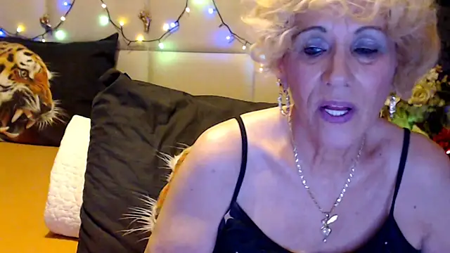 Snapshot of HappyWomanOn chatting on 17, 10, 2025 HappyWomanOn online show from 17, 10, 2025
