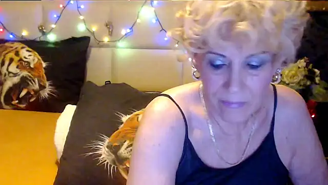 Snapshot of HappyWomanOn chatting on 23, 10, 2025 HappyWomanOn online show from 23, 10, 2025
