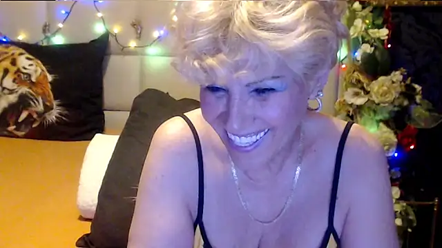 Snapshot of HappyWomanOn chatting on 21, 10, 2025 HappyWomanOn online show from 21, 10, 2025