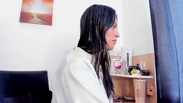 nia  white online show from 10, 10, 2025