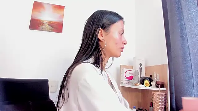 nia  white online show from 3, 11, 2025