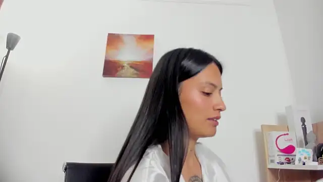 Snapshot of nia__white chatting on 5, 7, 2026 nia white online show from 5, 7, 2026