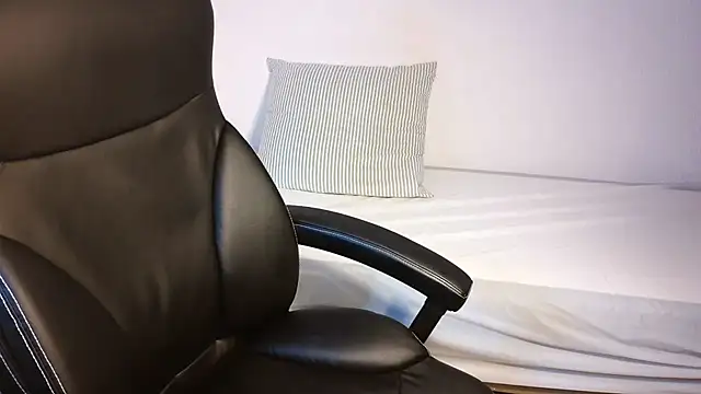 naughty sarahh online show from 9, 7, 2026