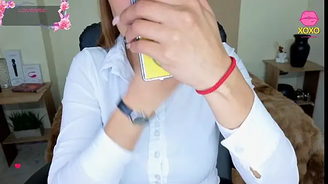 Snapshot of AnisiaFarina chatting on 12, 11, 2025 AnisiaFarina online show from 12, 11, 2025