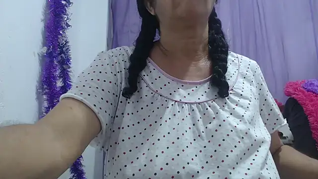 Snapshot of heyline_milf chatting on 17, 10, 2025 heyline milf online show from 17, 10, 2025