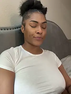Snapshot of CandyLuxxxx chatting on 6, 3, 2025 CandyLuxxxx online show from 6, 3, 2025