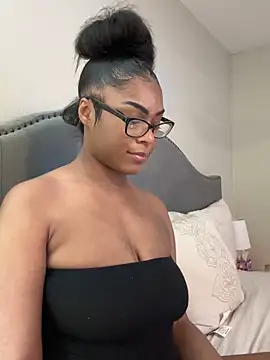 Snapshot of CandyLuxxxx chatting on 6, 3, 2025 CandyLuxxxx online show from 6, 3, 2025