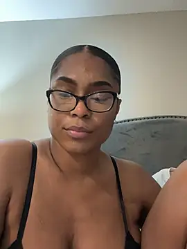 Snapshot of CandyLuxxxx chatting on 22, 3, 2025 CandyLuxxxx online show from 22, 3, 2025