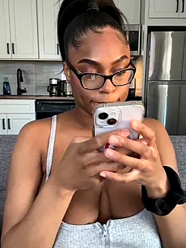 Snapshot of CandyLuxxxx chatting on 16, 9, 2025 CandyLuxxxx online show from 16, 9, 2025