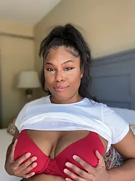 Snapshot of CandyLuxxxx chatting on 14, 6, 2026 CandyLuxxxx online show from 14, 6, 2026