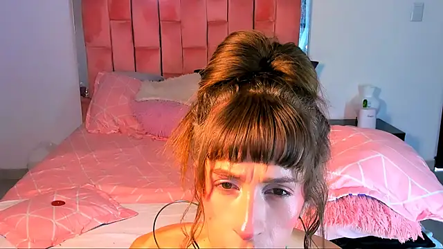 Snapshot of the_queen_aleja chatting on 27, 10, 2025 the queen aleja online show from 27, 10, 2025