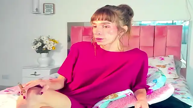 Snapshot of the_queen_aleja chatting on 14, 11, 2025 the queen aleja online show from 14, 11, 2025