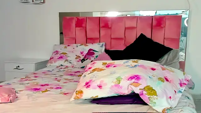 Snapshot of the_queen_aleja chatting on 10, 11, 2025 the queen aleja online show from 10, 11, 2025