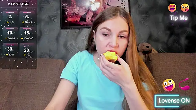 Snapshot of CassieMils chatting on 28, 11, 2025 CassieMils online show from 28, 11, 2025