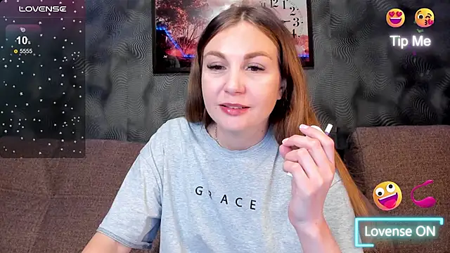 Snapshot of CassieMils chatting on 4, 11, 2025 CassieMils online show from 4, 11, 2025