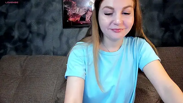 Snapshot of CassieMils chatting on 5, 11, 2025 CassieMils online show from 5, 11, 2025