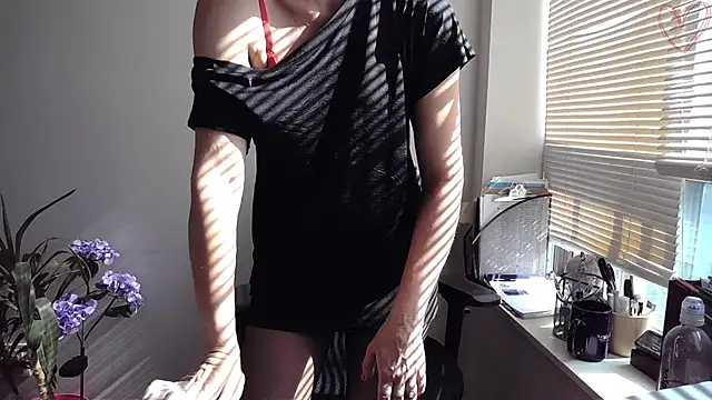 Snapshot of City_Kat chatting on 10, 9, 2025 City Kat online show from 10, 9, 2025
