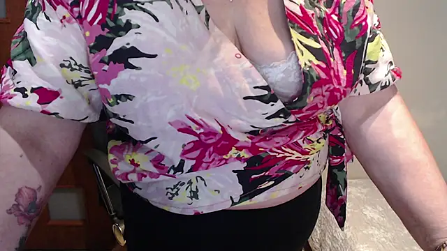 JoannaAndNeighbour online show from 3, 2, 2025