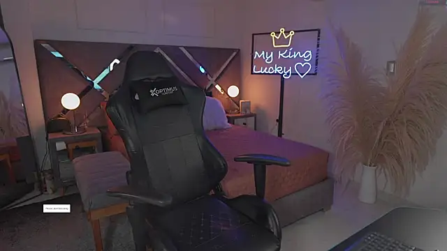 Snapshot of KateOwens chatting on 25, 11, 2025 KateOwens online show from 25, 11, 2025