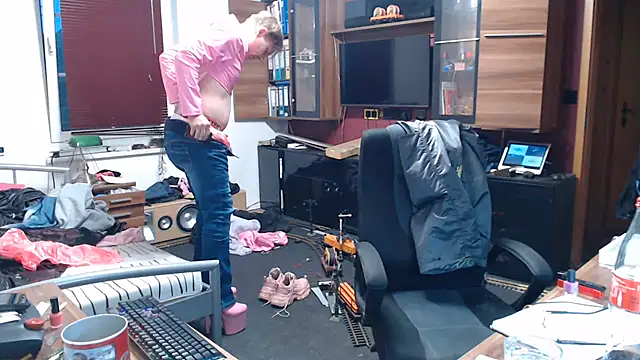 Snapshot of Fem-Boy40 chatting on 31, 5, 2026 Fem-Boy40 online show from 31, 5, 2026