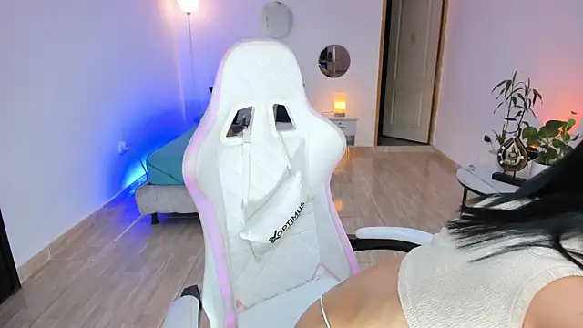 carleee winter online show from 15, 4, 2026