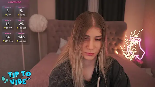 Snapshot of CassandraGood chatting on 4, 3, 2025 CassandraGood online show from 4, 3, 2025