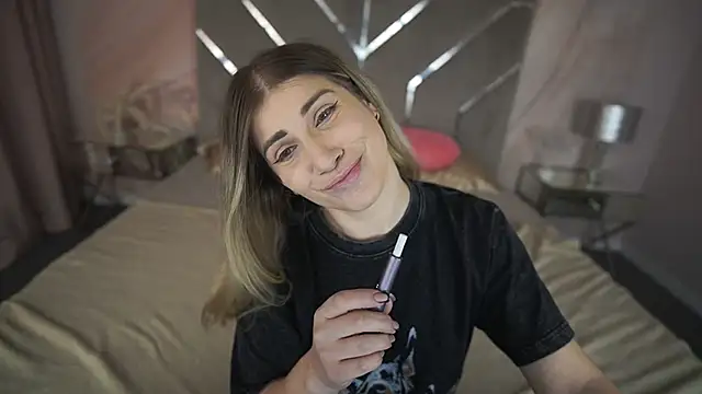 Snapshot of CassandraGood chatting on 5, 2, 2025 CassandraGood online show from 5, 2, 2025