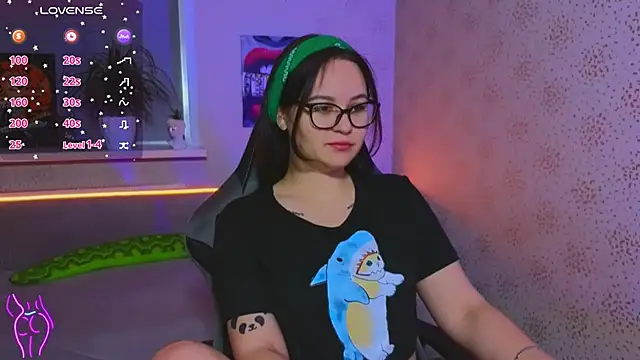 EsterLogan online show from 13, 10, 2025