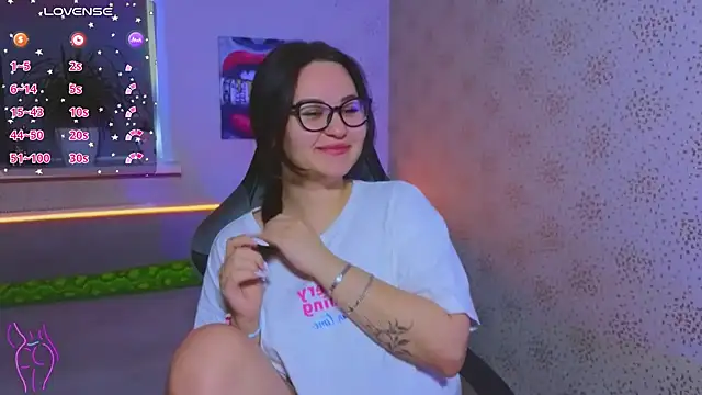 Snapshot of EsterLogan chatting on 11, 10, 2025 EsterLogan online show from 11, 10, 2025