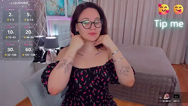 Snapshot of EsterLogan chatting on 1, 2, 2025 EsterLogan online show from 1, 2, 2025