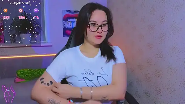 EsterLogan online show from 19, 10, 2025