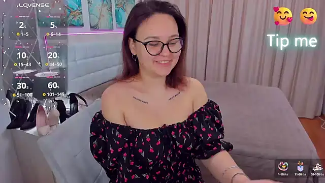 Snapshot of EsterLogan chatting on 1, 2, 2025 EsterLogan online show from 1, 2, 2025