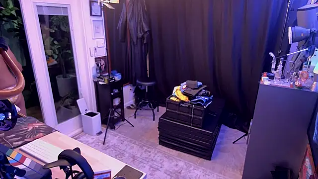 Snapshot of Briefs_bud chatting on 18, 12, 2025 Briefs bud online show from 18, 12, 2025