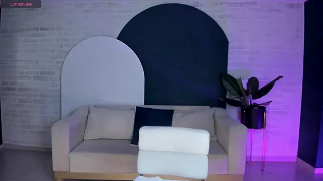 NiaHolland online show from 10, 5, 2026