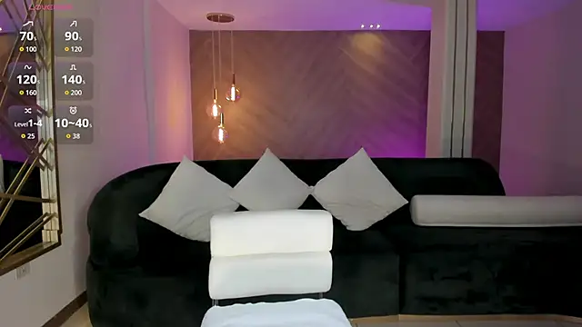 NiaHolland online show from 10, 4, 2026