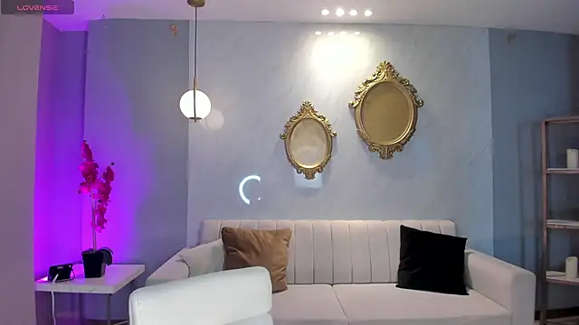 NiaHolland online show from 14, 4, 2026