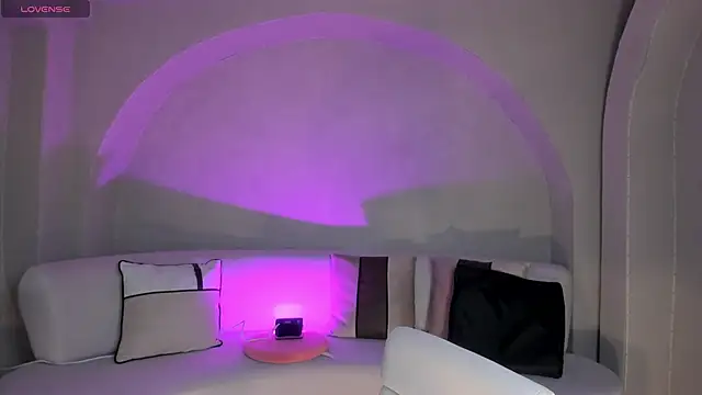 NiaHolland online show from 24, 10, 2025