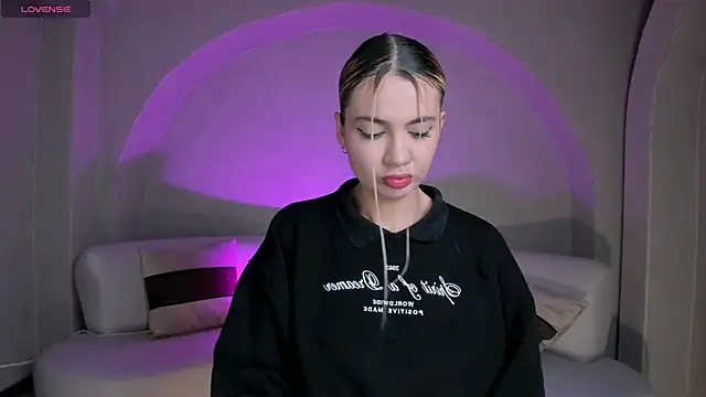 NiaHolland online show from 27, 10, 2025