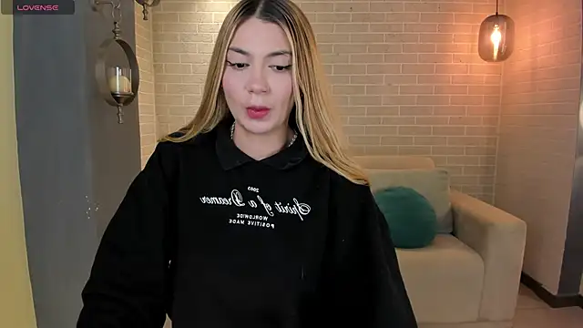 NiaHolland online show from 26, 10, 2025