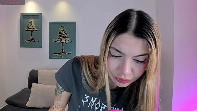 NiaHolland online show from 12, 5, 2026