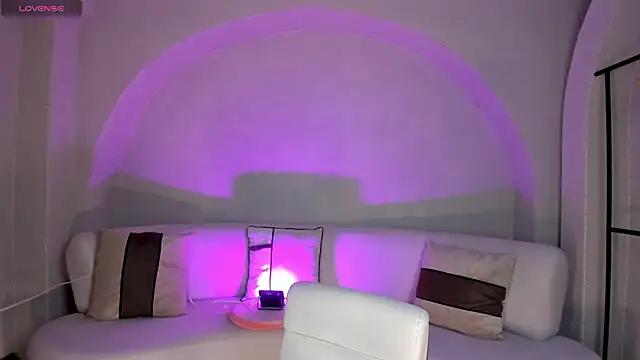 NiaHolland online show from 29, 10, 2025