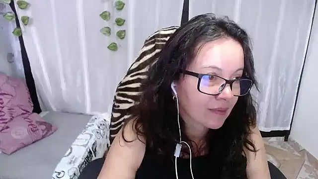 Sonialorens  online show from 1, 2, 2025